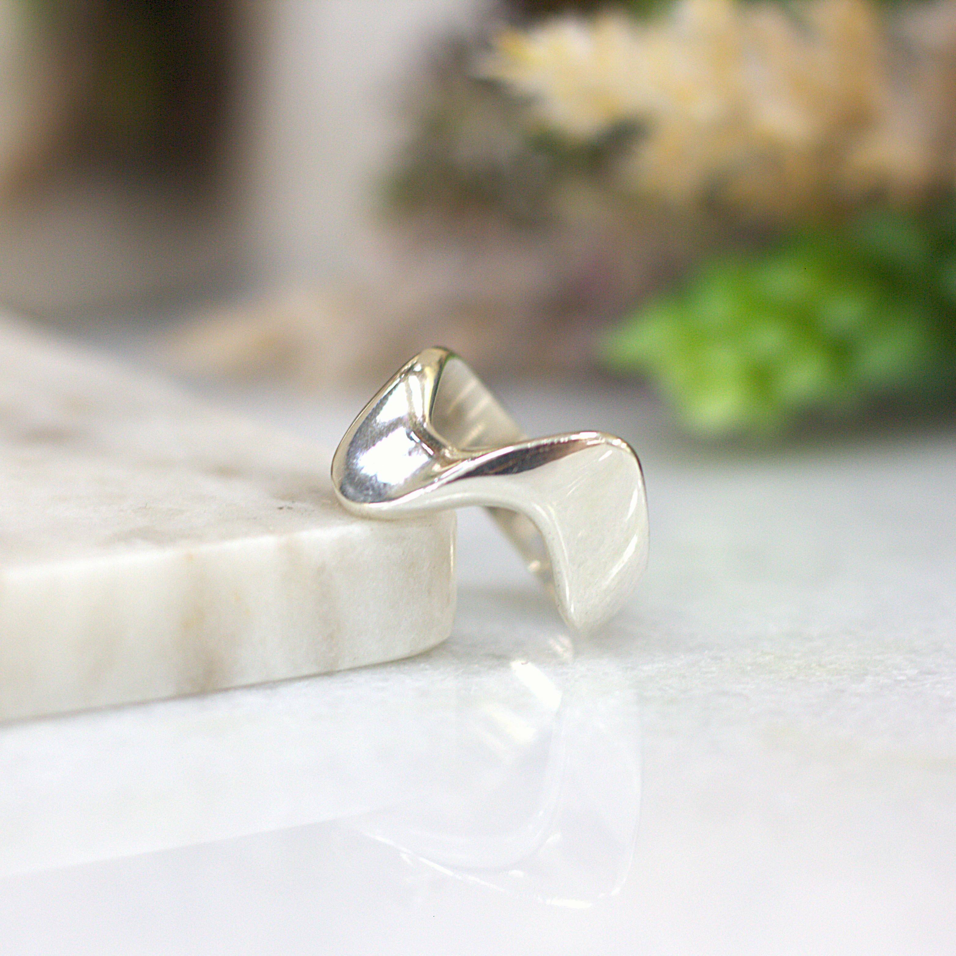 ESTATE Wavy Fashion Ring