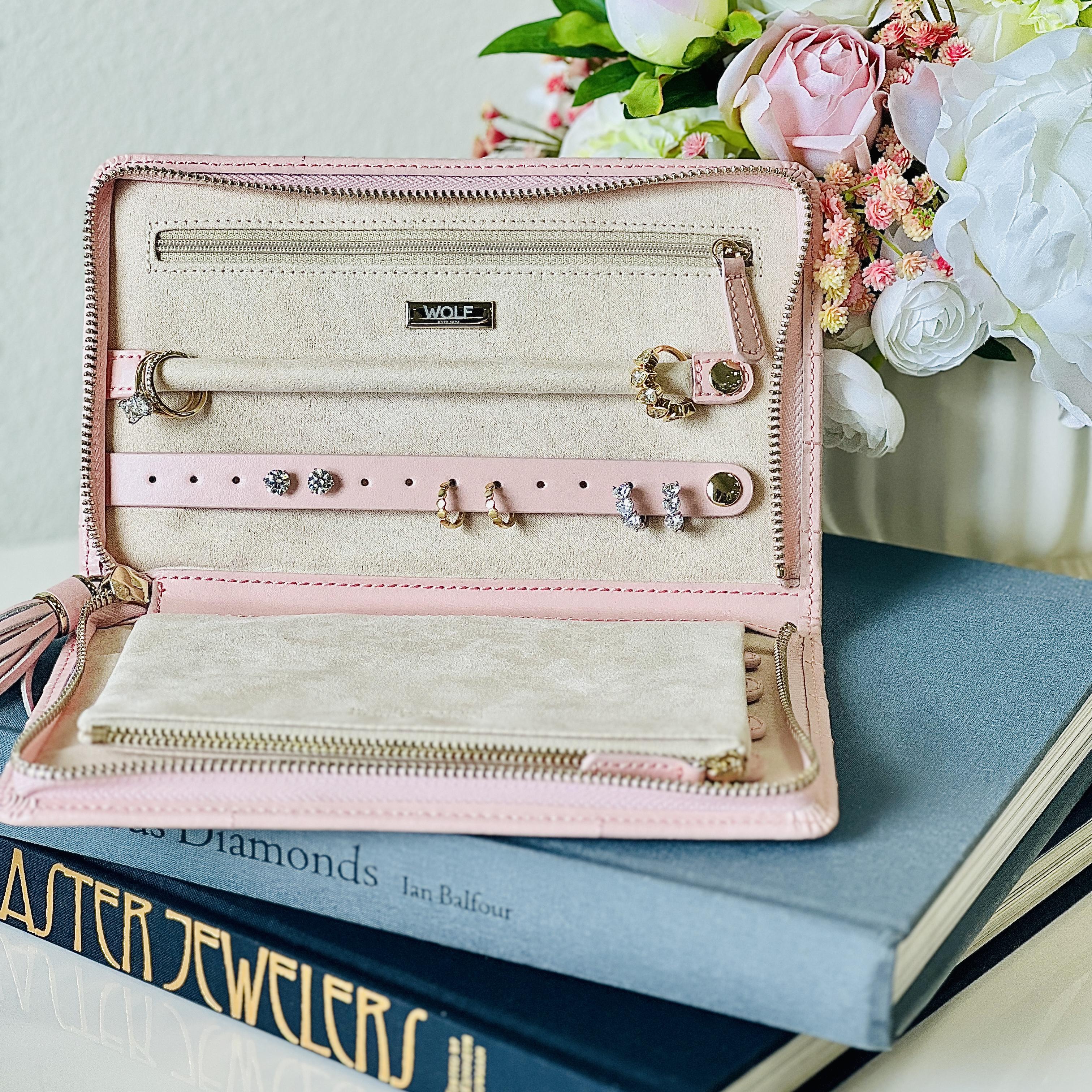 【国内正規品】WOLF Caroline レザージュエリーポーチ (ローズクオーツ) Wolf Caroline Jewelry Portfolio - Rose Quartz – Pampillonia Jewelers